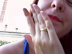Nicoletta在这个性感的熟女视频中尝试耳环并被手指插入