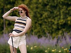 Heidi Romanova,一个惊人的红发美女,享受裸体高尔夫游戏