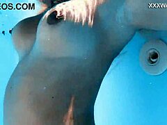 Lisi Kitty,一个俄罗斯熟女,在淋浴时用她巨大的乳房做爱