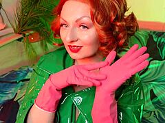 Arya Grander,一个红发熟女,在粉红手套 fetich 视频中诱惑和挑逗