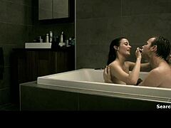 Eva Green在热情场景中展示她的大胸部